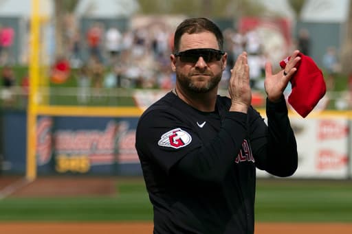 Cleveland’s Stephen Vogt and Milwaukee’s Pat Murphy win Manager of the Year for 2nd straight season