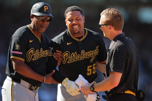El dominicano de los Piratas de Pittsburgh Esmerlyn Valdez es ayudado a salir del campo por el entrenador de primera base Tarrik Brock y un entrenador en la sexta entrada del juego ante los Cachorros de Chicago el viernes 11 de septiembre del 2026. (AP Foto/Melissa Tamez) (AP Photo/Melissa Tamez)