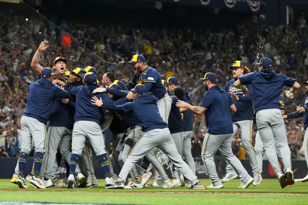 2026 WS Brewers Mound Cele AP26302130235127