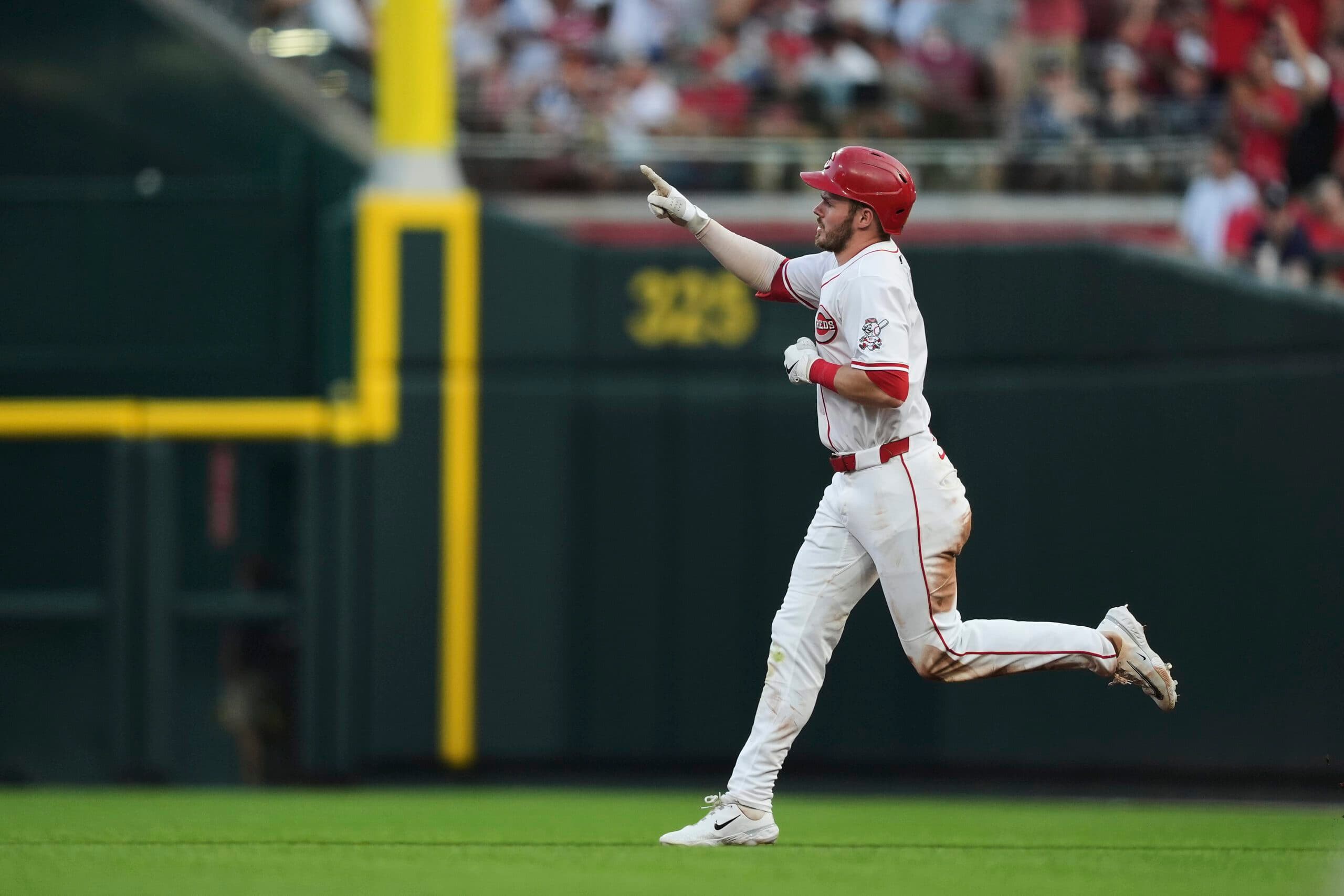 Lux’s walkoff single in 2-run 11th gives Reds 5-4 win over Yankees