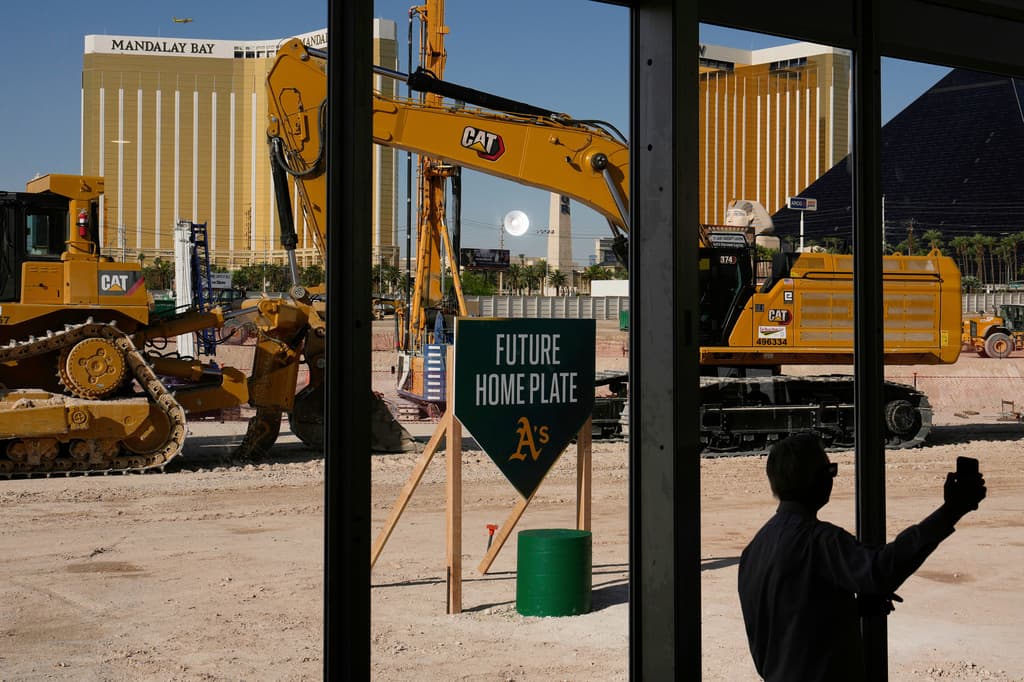 A's Las Vegas stadium takes shape as a second steel truss arch rises on the Strip