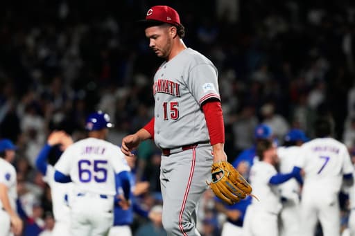 Reds closer Emilio Pagán carted off with an apparent left hamstring injury against the Cubs