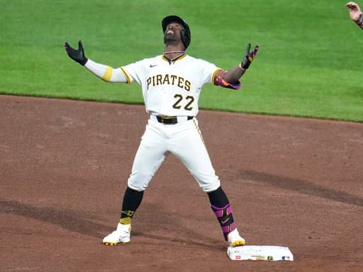 McCutchen’s two-run double lifts Pirates over Cubs 4-3 as fan falls from 21-foot Clemente Wall