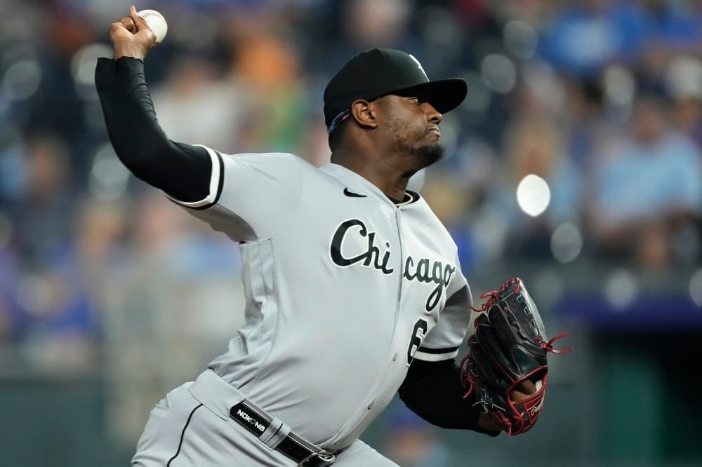Chicago White Sox trade reliever Gregory Santos to the Seattle Mariners