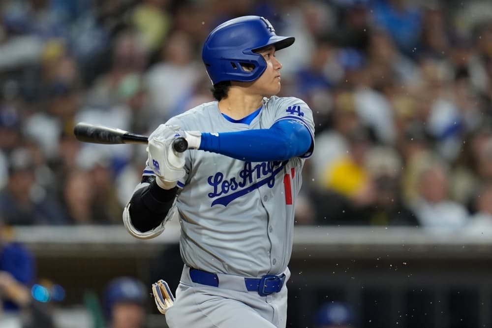 Shohei Ohtani leaves late in Dodgers’ win over Padres with back tightness