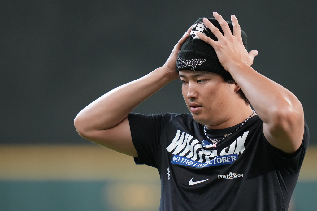 Chicago White Sox's Munetaka Murakami adjusts his cap