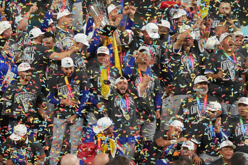 Venezuela celebrates after defeating the United States in the championship game of the World Baseball Classic, Tuesday, March 17, 2026, in Miami. (AP Photo/Lynne Sladky) 
