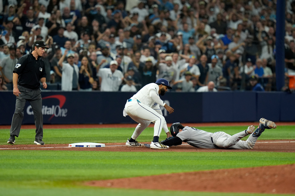 Tampa Bay Rays third baseman Junior Caminero, left, tags out New York Yankees' Austin Wells 