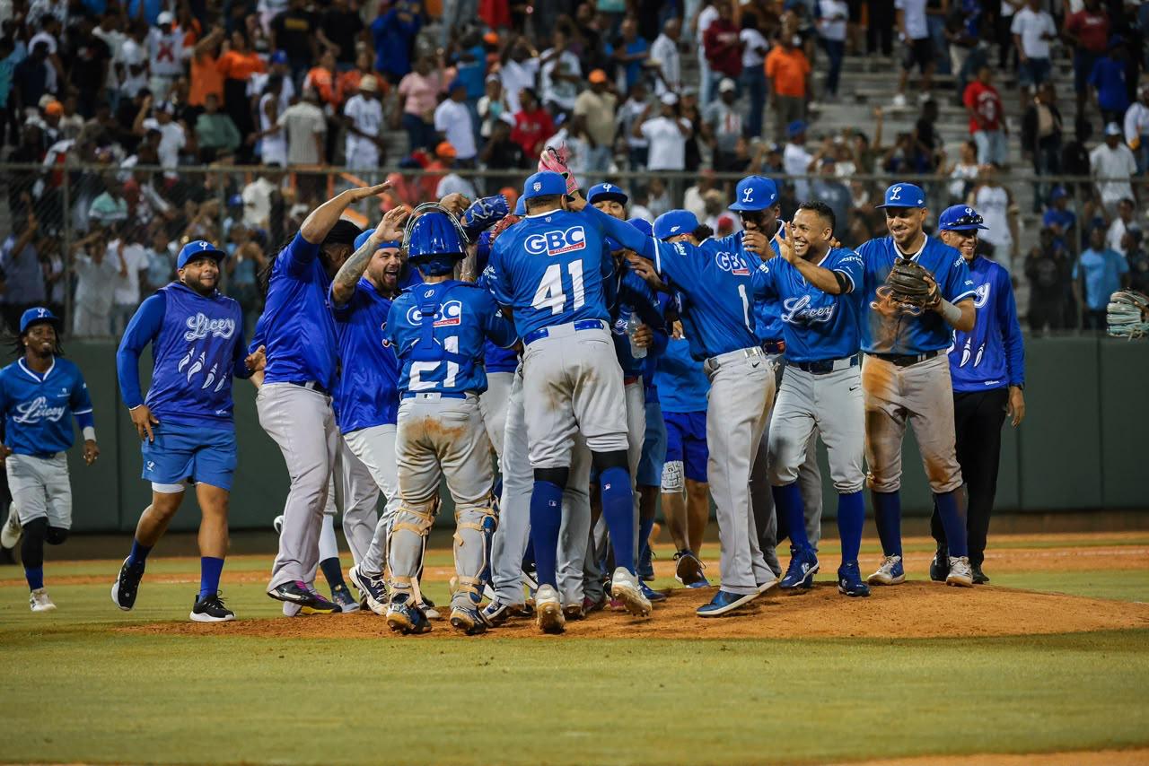J.C. Mejía celebra el no-hitter combinado del Licey